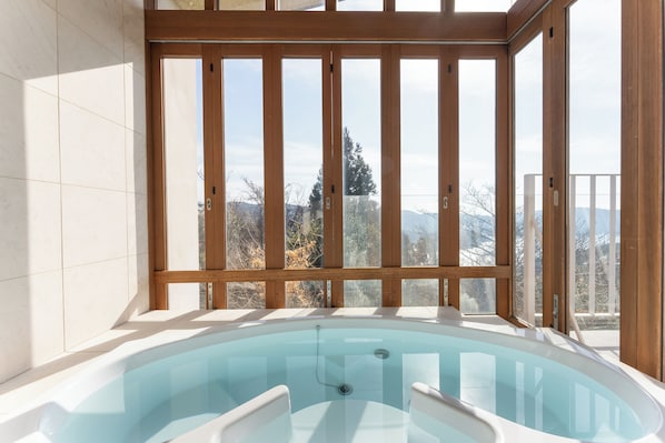 Villa panorámica, balcón, vista al lago | Baño | Tina profunda, amenidades de baño ecológicas, secadora de cabello 