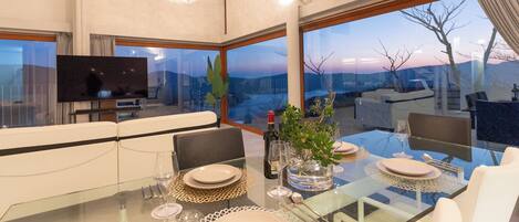全景別墅, 陽台, 湖景 | 房內用餐區