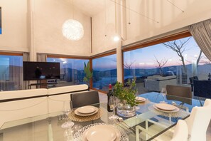 In-room dining - SMART VILLA Hakone Ashinoko (Hakone)