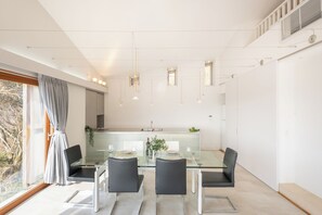 Refrigerador con freezer, microondas, horno, placa de cocina