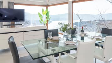 Panorama-villa - balkon - søudsigt | Spisning på værelset