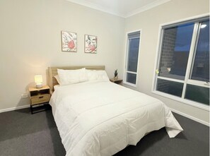 Room - Silky Oak Stay - Brand New House in Griffin (Griffin)