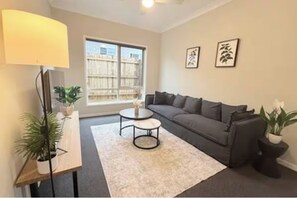 Living area - Silky Oak Stay - Brand New House in Griffin (Griffin)