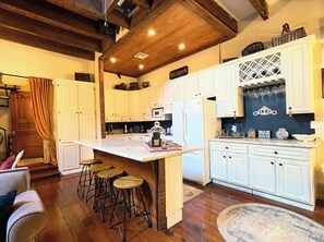Private kitchen - Luxurious Rooftop French Quarter Penthouse (New Orleans)