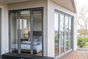 4 bedrooms, iron/ironing board, WiFi, bed sheets - TRA' HOUSE -
GOLFERS PARADISE
WHOLE HOUSE  4 bedrooms  2.5 Bathrooms (Rye)