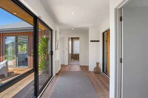 Interior - Wanaka Mountain Oasis - Spa & Pool (Wānaka)