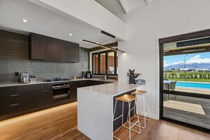 Fridge, microwave, oven, stovetop - Wanaka Mountain Oasis - Spa & Pool (Wānaka)