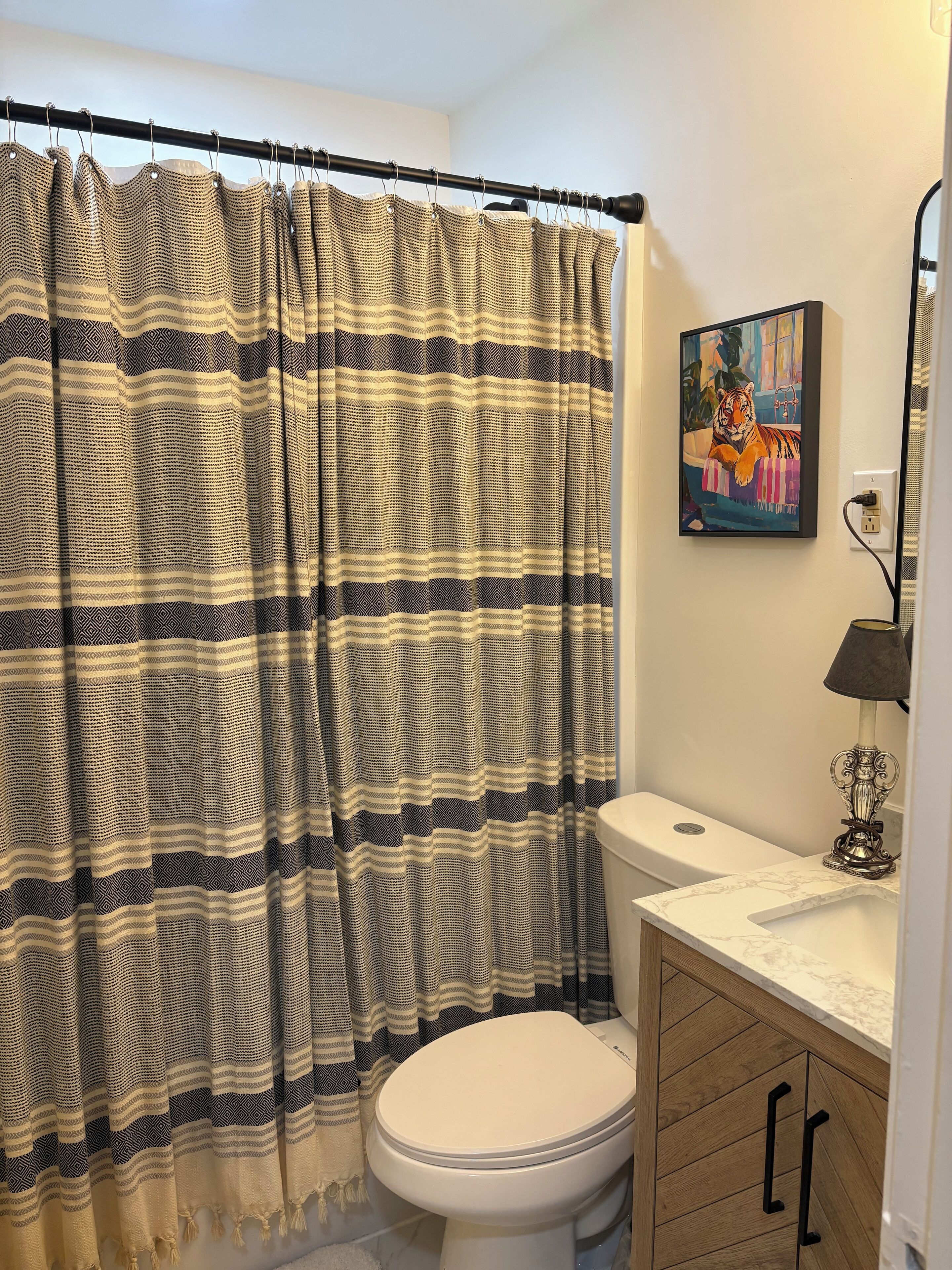 Suihku, hiustenkuivaaja, pyyhkeet, saippua