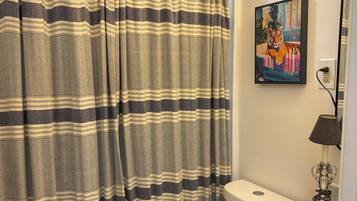 Dusch, hårtork, handdukar och tvål