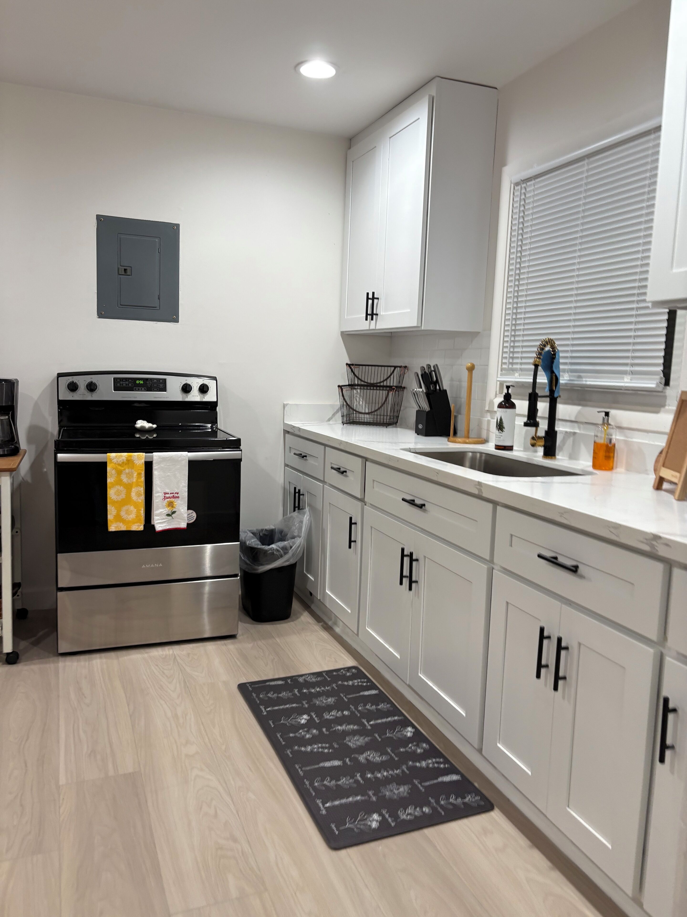 Kylskåp, mikrovågsugn, ugn och spishäll