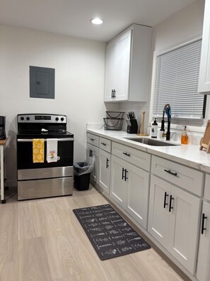 Kylskåp, mikrovågsugn, ugn och spishäll