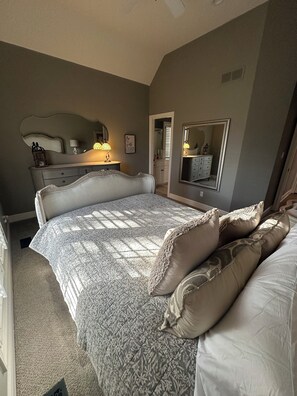 3 bedrooms, in-room safe, desk, iron/ironing board