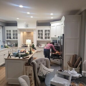 Fridge, microwave, oven, stovetop - Safe, Central, Luxury Villa 14 Miles from Arrowhead Stadium for the World Cup!! (Leawood)