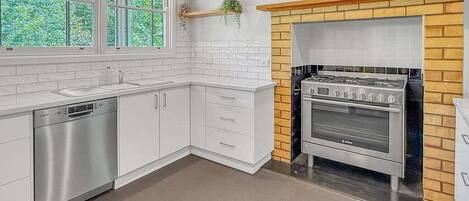 Kylskåp, mikrovågsugn, ugn och spishäll