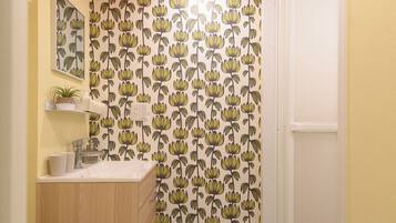 Basic Tek Büyük veya İki Ayrı Yataklı Oda, Sigara İçilmez, Şehir Manzaralı | Banyo | Duş, çevre dostu banyo/kozmetik ürünleri, saç kurutma makinesi, terlik