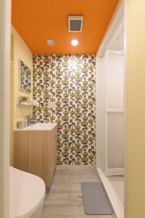 Basic Double or Twin Room, Non Smoking, City View | Bilik Mandi | Pancuran mandi, kelengkapan dandanan diri mesra alam, pengering rambut 