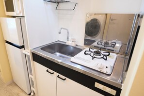 Phòng đôi hoặc 2 giường đơn cơ bản, không hút thuốc, quang cảnh thành phố | Bếp riêng | Tủ lạnh, lò vi sóng, bếp nấu, dụng cụ nấu nướng/bát dĩa/dao nĩa 