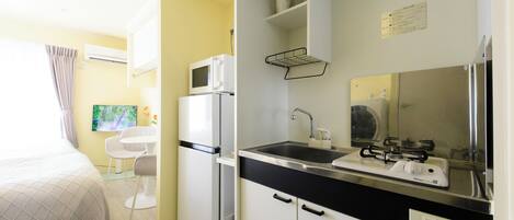 Habitación básica con 1 cama matrimonial o 2 individuales, para no fumadores, vista a la ciudad | Cocina privada | Refrigerador, microondas, parrilla de estufa y tetera eléctrica