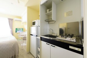 Basic Double or Twin Room, Non Smoking, City View | Dapur peribadi | Peti sejuk, ketuhar gelombang mikro, dapur, cerek elektrik 
