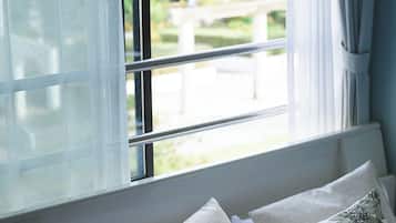 Kamar Double atau Twin Basic, Bebas Asap Rokok, pemandangan kota | Tirai kedap cahaya, setrika/meja setrika, Wi-Fi gratis, dan seprai linen