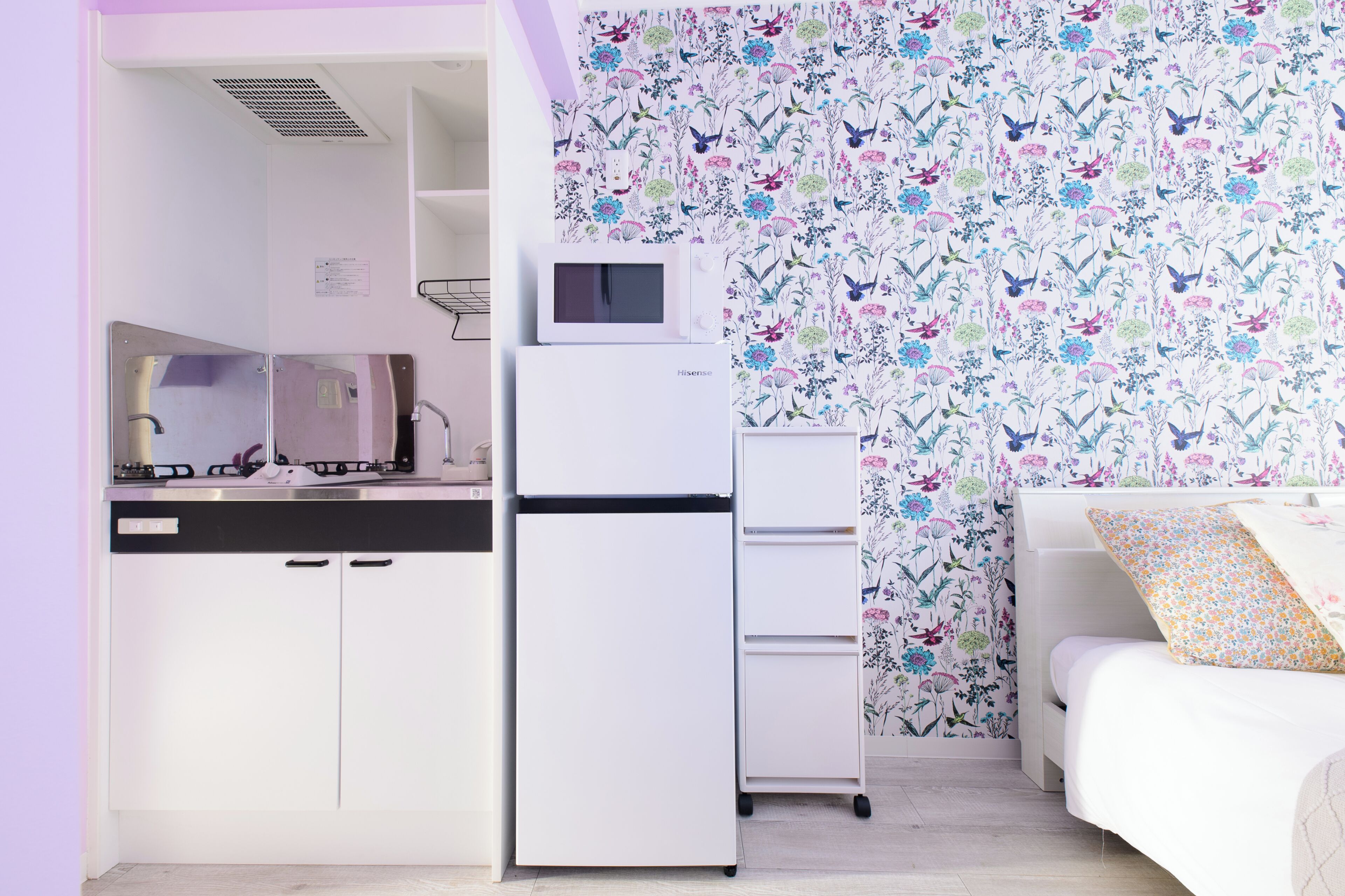 Peti sejuk, ketuhar gelombang mikro, dapur, cerek elektrik 