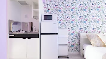 Peti sejuk, ketuhar gelombang mikro, dapur, cerek elektrik