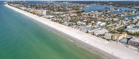 Playa en los alrededores, camas de playa (con cargo) y camastros
