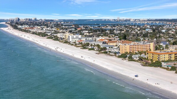 Beach nearby, beach cabanas, sun-loungers, beach umbrellas - East Gulf Dockside Beach Homes (Indian Rocks Beach)