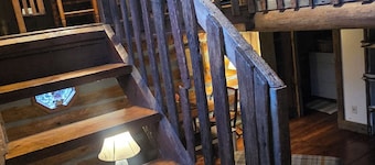 Cozy Quirky Cabin