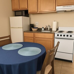 Fridge, microwave, oven, stovetop - Ann Arbor Downtown Access - Walk to Stadium, Major Hospitals & Restaurants (Ann Arbor)