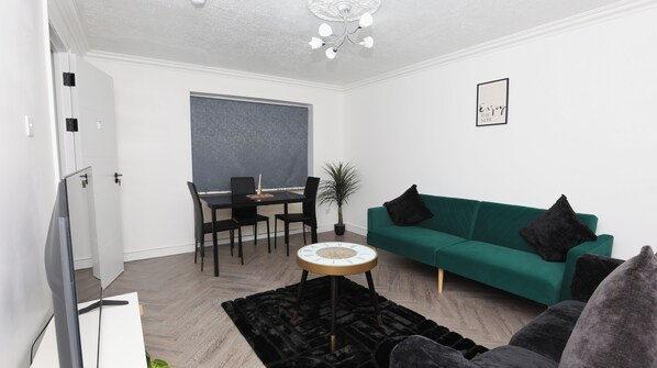 Living area - Modern 3 bed house in Edmonton with driveway parking (London)