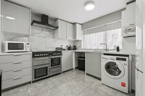 Fridge, microwave, oven, stovetop - Modern 3 bed house in Edmonton with driveway parking (London)
