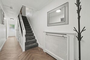 Interior - Modern 3 bed house in Edmonton with driveway parking (London)