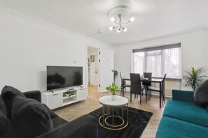 Smart TV - Modern 3 bed house in Edmonton with driveway parking (London)
