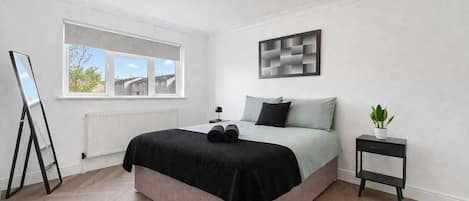 Een strijkplank/strijkijzer, wifi, beddengoed