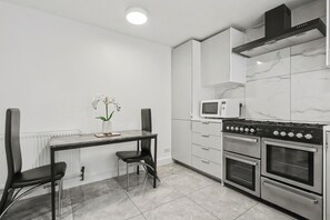 Fridge, microwave, oven, stovetop - Modern 3 bed house in Edmonton with driveway parking (London)