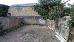 Property grounds - Modern 3 bed house in Edmonton with driveway parking (London)
