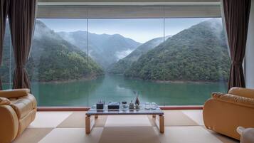 Blackout curtains, free WiFi, bed sheets