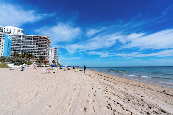 Plage, chaises longues, serviettes de plage