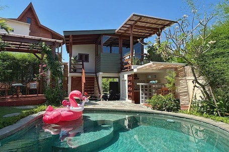 Una piscina al aire libre. Umah Dedari