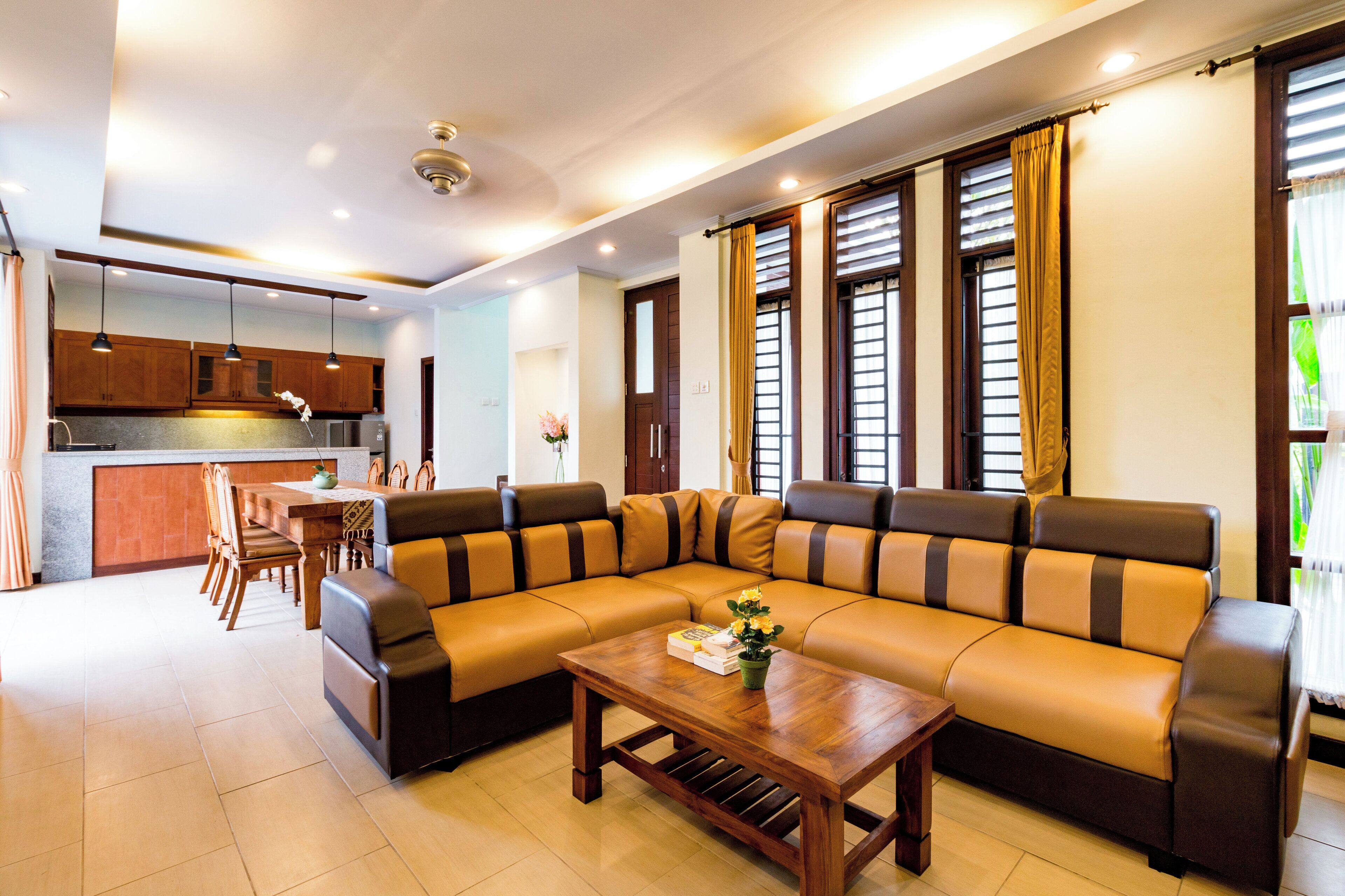 Villa with Private Pool | Phòng khách | TV 24-inch có truyền hình cáp 