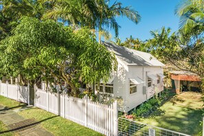 Property grounds - Beach House Byron Bay walking distance to town and beaches (Byron Bay)
