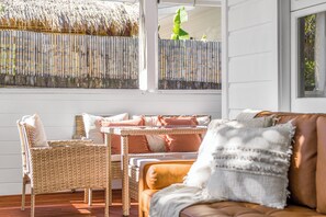 Terrace/patio - Beach House Byron Bay walking distance to town and beaches (Byron Bay)
