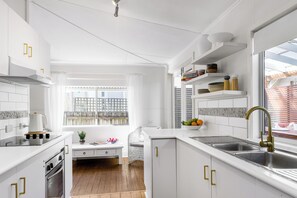 Private kitchen - Beach House Byron Bay walking distance to town and beaches (Byron Bay)