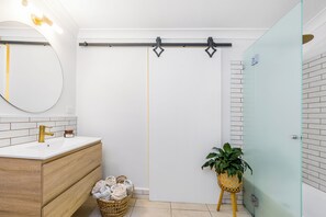 Hair dryer, towels, soap, toilet paper - Beach House Byron Bay walking distance to town and beaches (Byron Bay)