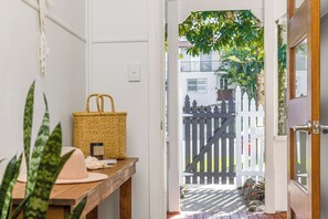 Interior - Beach House Byron Bay walking distance to town and beaches (Byron Bay)