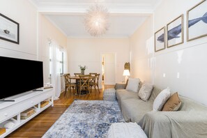 Living area - Beach House Byron Bay walking distance to town and beaches (Byron Bay)
