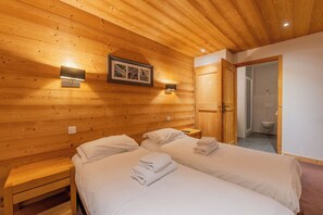 Free WiFi, bed sheets - l'Ours Bleu C11 - Ski in Ski out, Vallorcine (Argentiere), France (Vallorcine (Argentiere))