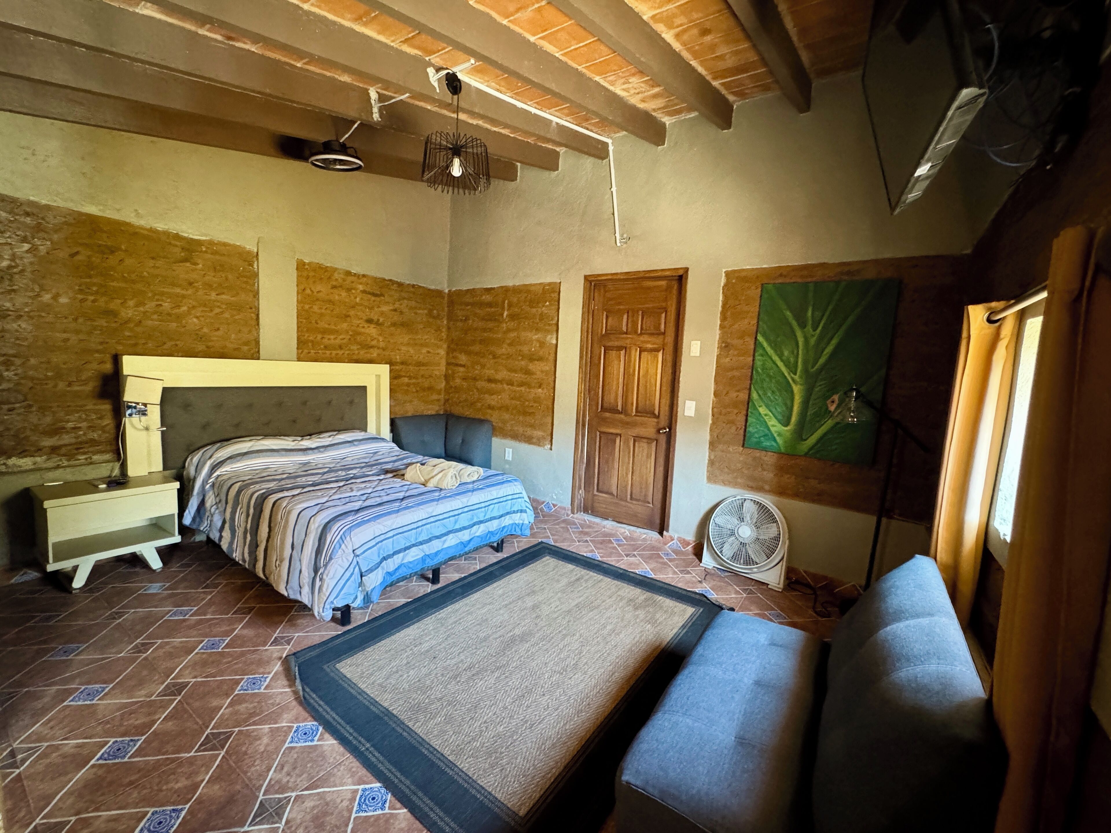 1 dormitorio, tabla de planchar con plancha, wifi y ropa de cama
