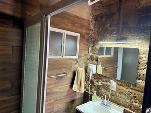 Regadera, secadora de cabello, toallas, jabón 